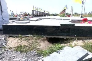 Могилу воїна заливає зливовою водою: у Коростишеві мати загиблого захисника вимагає перепоховання