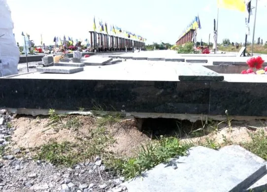Могилу воїна заливає зливовою водою: у Коростишеві мати загиблого захисника вимагає перепоховання