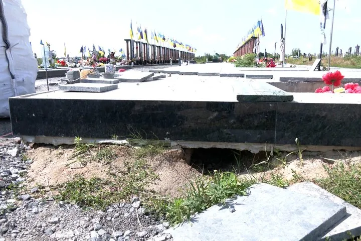 Могилу воїна заливає зливовою водою: у Коростишеві мати загиблого захисника вимагає перепоховання