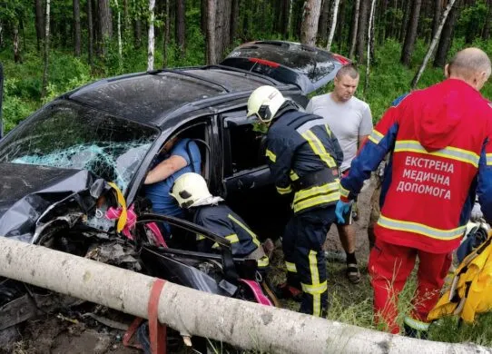 На Житомирщині понівечену машину довелося розрізати, щоб дістати чоловіка