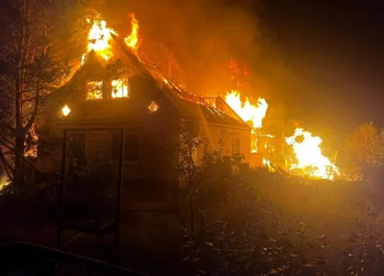 Їхали 24 кілометри: на Житомирщині через пізній виклик згорів двоповерховий будинок