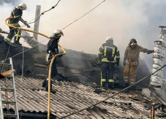 Пожежа у Житомирі: рятувальники загасили двоповерховий будинок - є поранений
