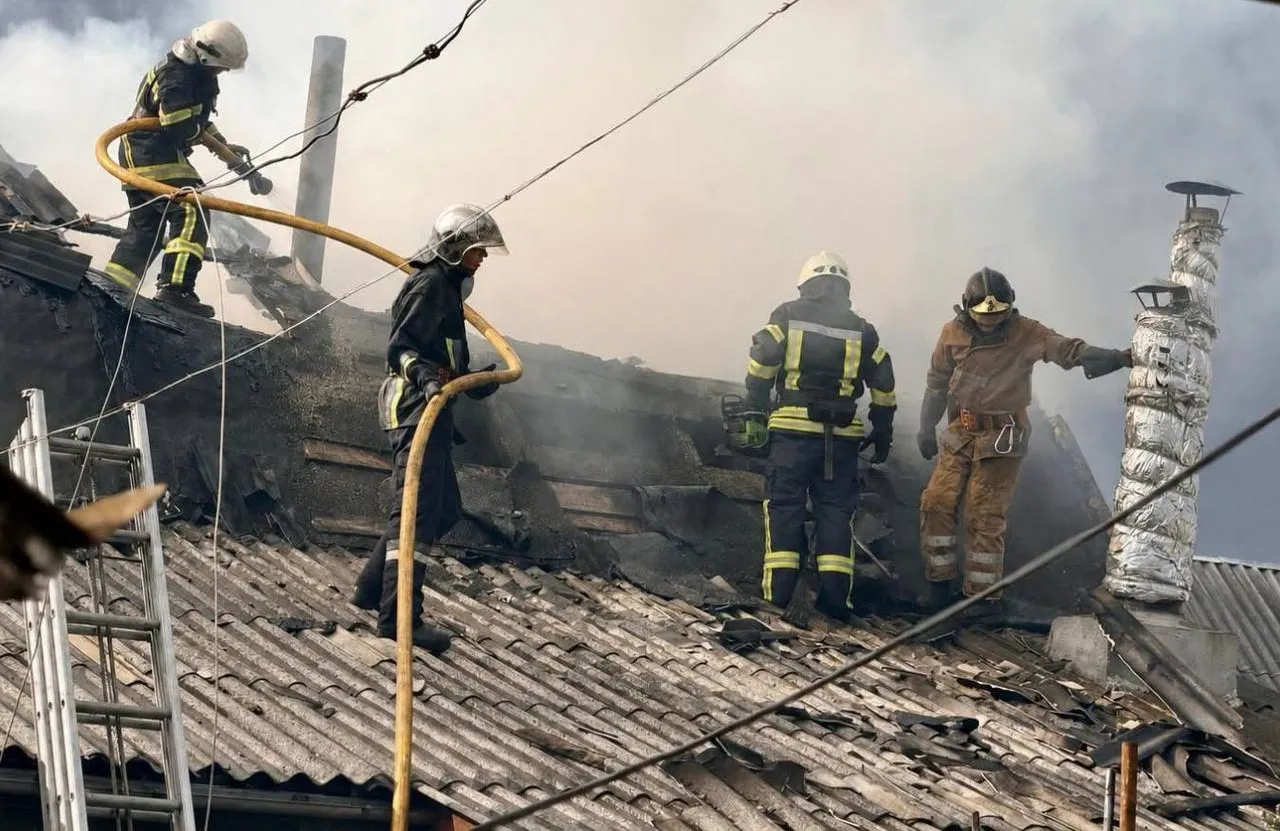 Пожежа у Житомирі: рятувальники загасили двоповерховий будинок - є поранений