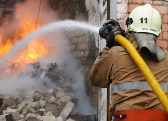 Масштабна пожежа у Житомирі: вогнеборці рятували будівлю благодійного фонду