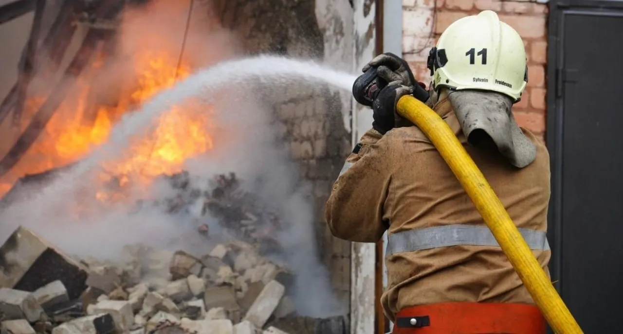 Масштабна пожежа у Житомирі: вогнеборці рятували будівлю благодійного фонду
