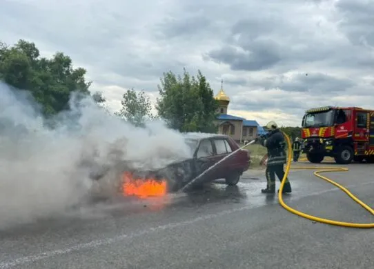 У Житомирському районі під час руху спалахнув легковик