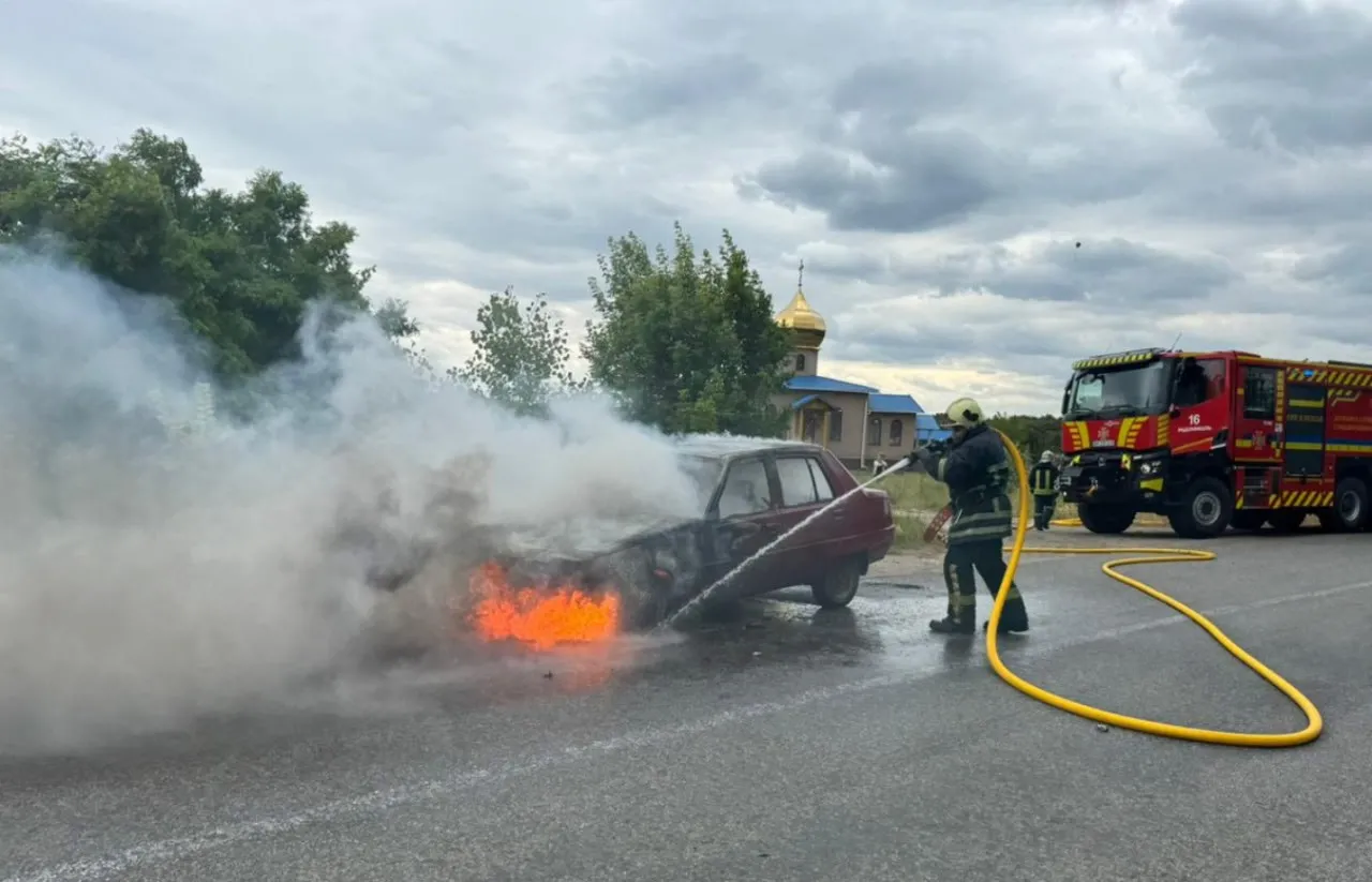 У Житомирському районі під час руху спалахнув легковик
