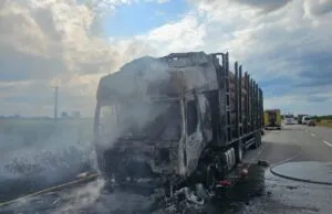 На Житомирщині загорілася вантажівка під час руху - водія госпіталізували