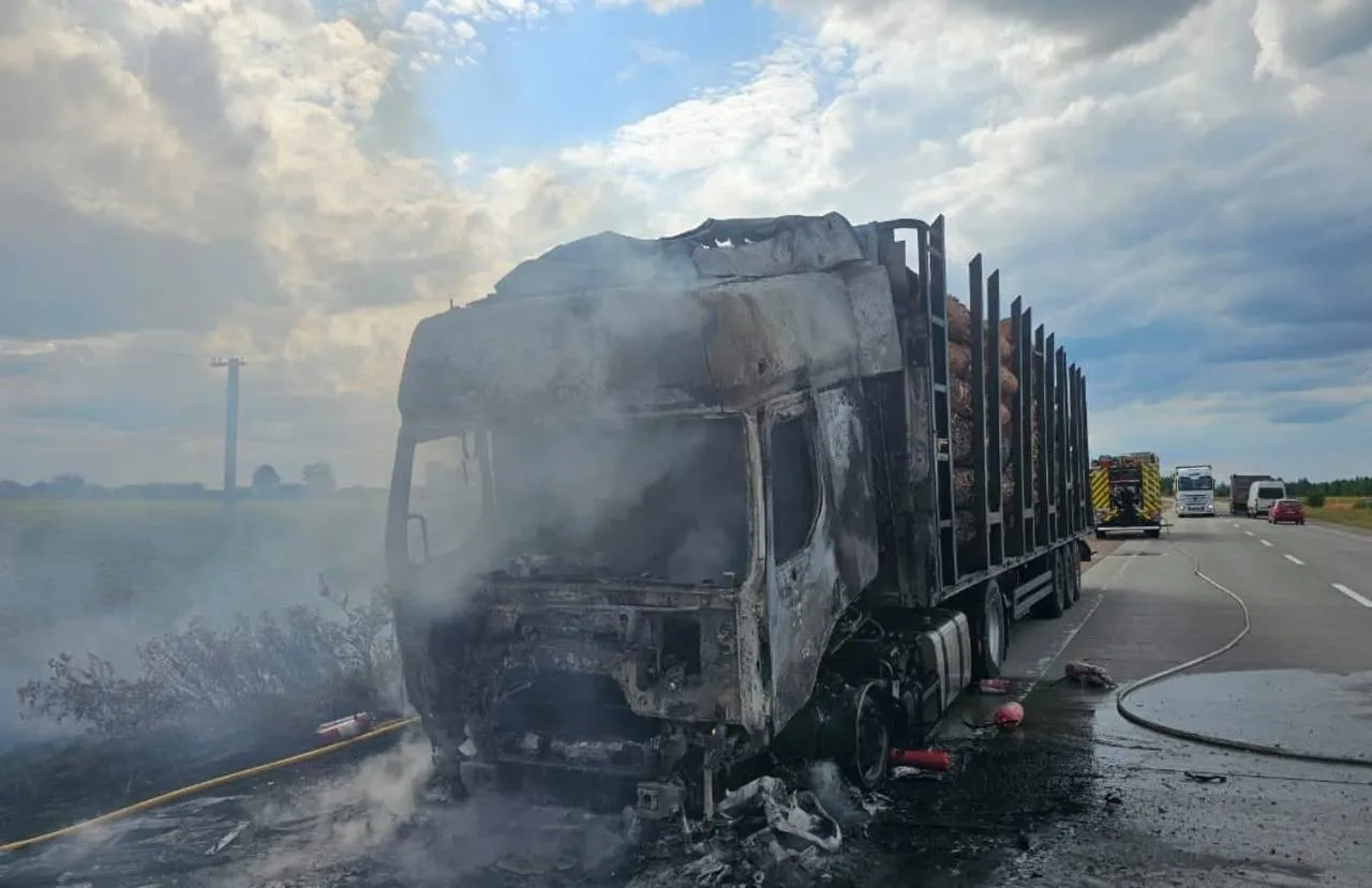 На Житомирщині загорілася вантажівка під час руху - водія госпіталізували