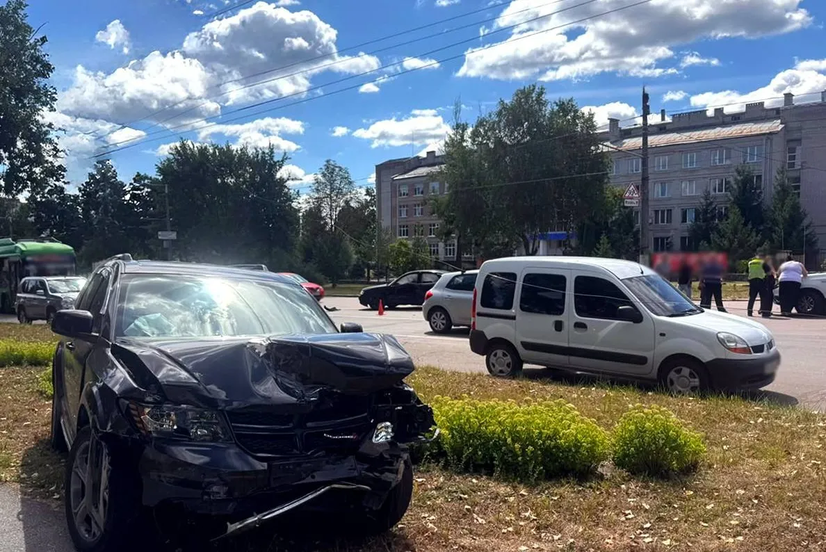 ДТП в Житомирі: один із водіїв у лікарні, машина опинилася на тротуарі