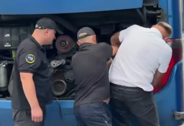 У Житомирі інспектори Укртрансбезпеки виявили несправність у міжнародного автобуса прямо перед рейсом