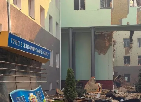 Внаслідок обстрілу будівлі поліції в Житомирі багато поранених: жахливі наслідки