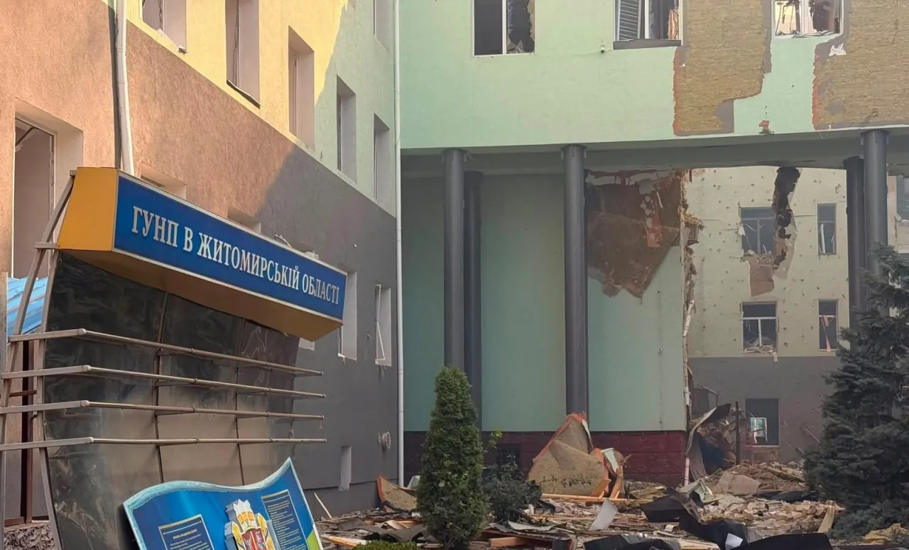 Внаслідок обстрілу будівлі поліції в Житомирі багато поранених: жахливі наслідки