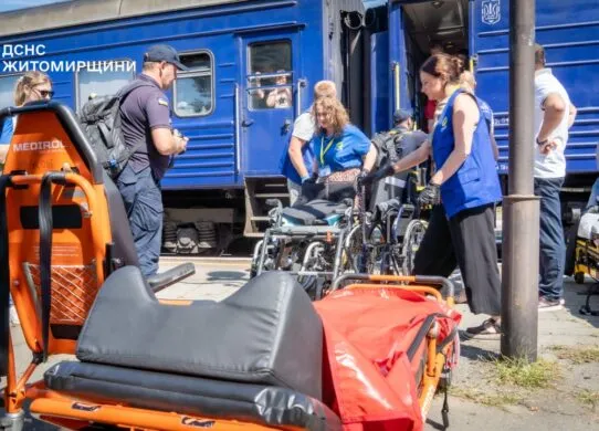 У Житомирі зустріли евакуаційний потяг з прифронтових територій