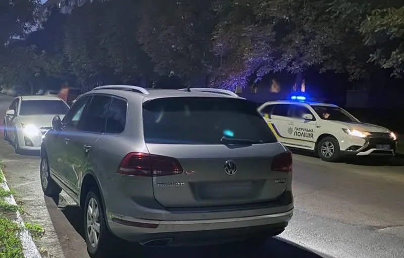 У Житомирі пенсіонерку ледь не роздавив Volkswagen, коли здавав назад