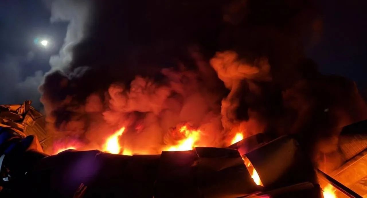 Обстріл Житомира 28 серпня: більше 5 годин гасили пожежу на території підприємства