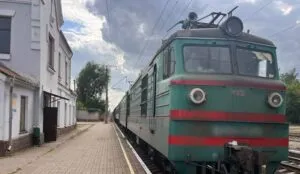 Смертельна трагедія на Житомирщині: вантажний потяг збив 83-річного вінничанина