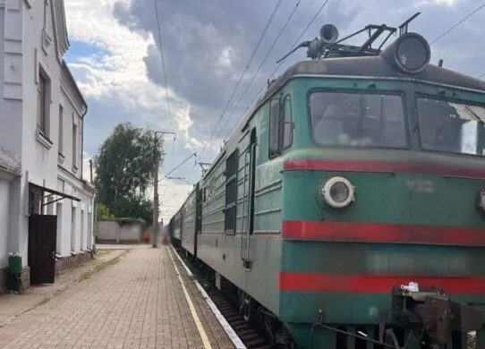 Смертельна трагедія на Житомирщині: вантажний потяг збив 83-річного вінничанина