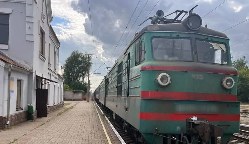 Смертельна трагедія на Житомирщині: вантажний потяг збив 83-річного вінничанина