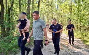Шукали понад 200 людей: на Житомирщині в лісі знайшли зниклого 2-річного хлопчика