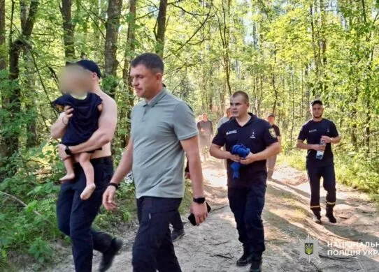 Шукали понад 200 людей: на Житомирщині в лісі знайшли зниклого 2-річного хлопчика