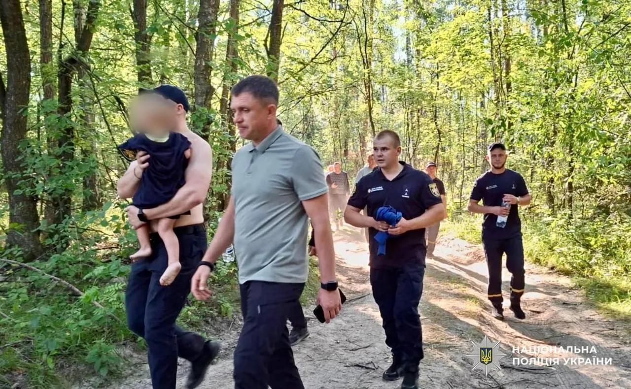 Шукали понад 200 людей: на Житомирщині в лісі знайшли зниклого 2-річного хлопчика