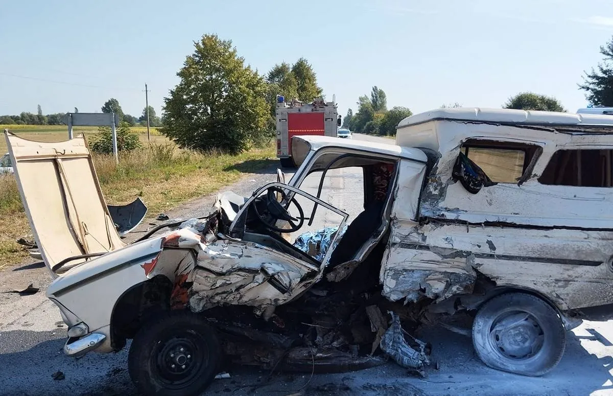 Рятувальники вирізали тіло з понівеченого авто після ДТП на трасі Житомирщини