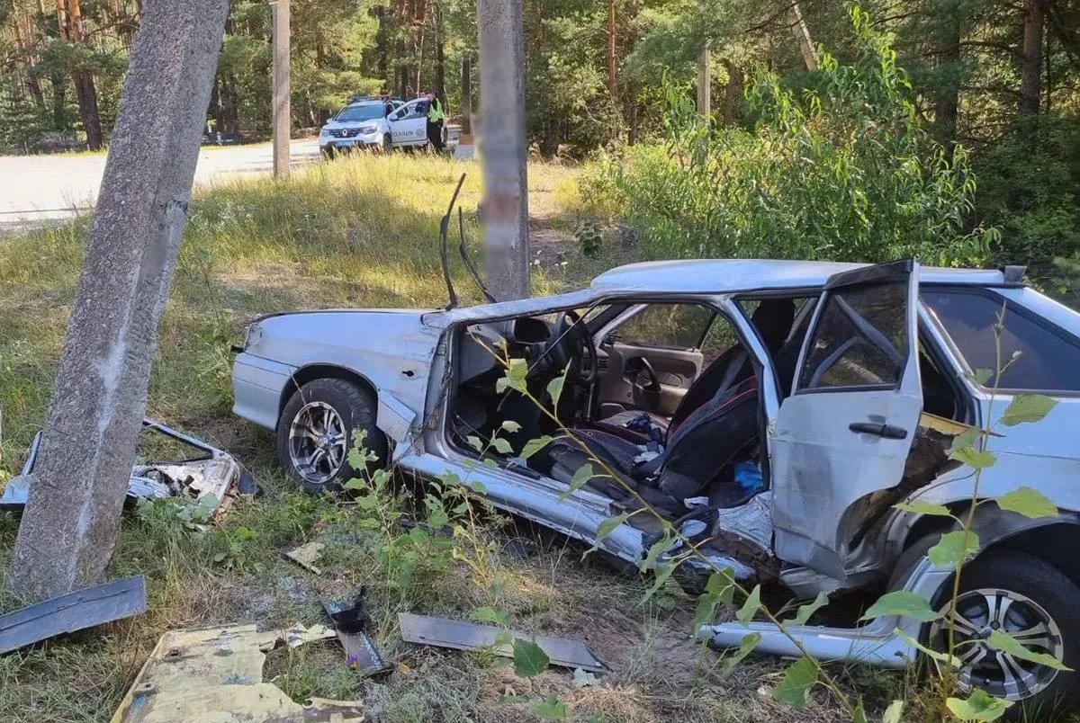 На Житомирщині ВАЗ врізався в електроопору: є постраждалі