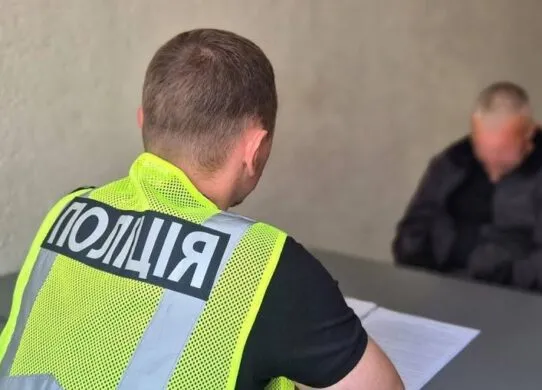 Зайшов за жертвою до під’їзду: у Житомирі перед судом постане нападник