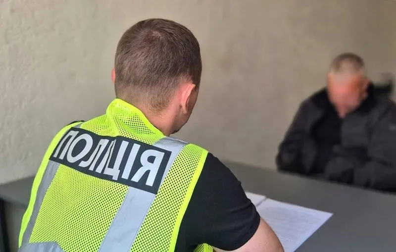 Зайшов за жертвою до під’їзду: у Житомирі перед судом постане нападник