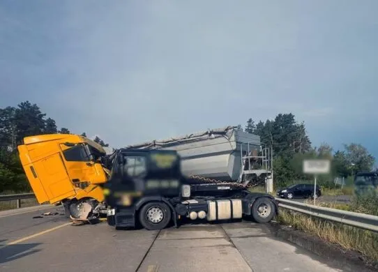 Зіткнення двох вантажівок на трасі Київ-Чоп: травмованого водія забрали до лікарні