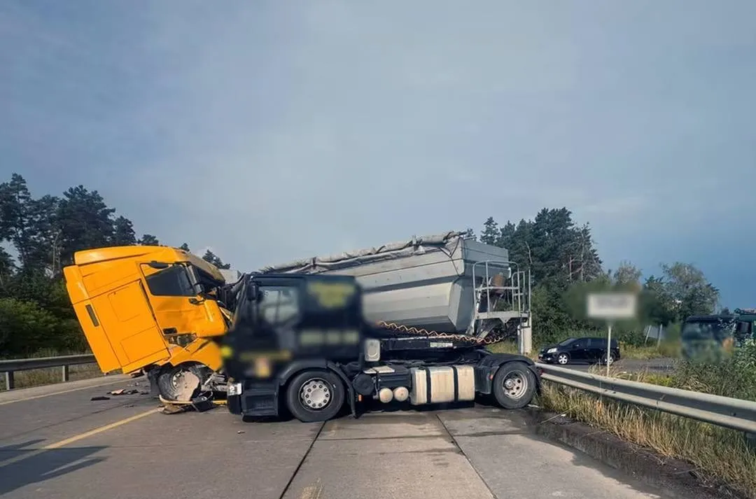Зіткнення двох вантажівок на трасі Київ-Чоп: травмованого водія забрали до лікарні