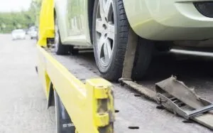 Ніч, злива та зламане авто: де шукати телефон евакуатора і як не натрапити на аферистів