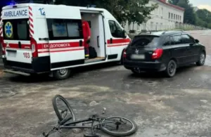 На Житомирщині підліток на велосипеді зіткнувся з легковиком: хлопець у лікарні