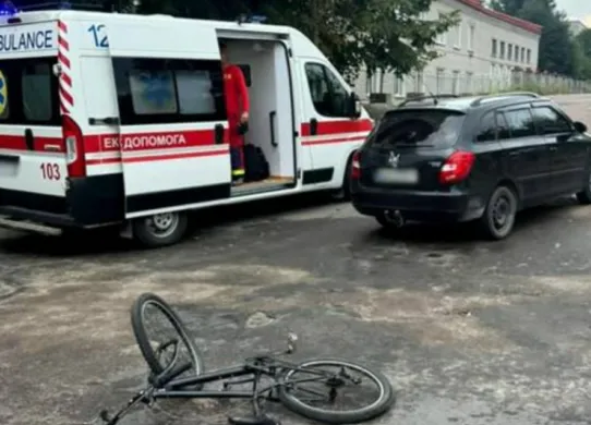 На Житомирщині підліток на велосипеді зіткнувся з легковиком: хлопець у лікарні