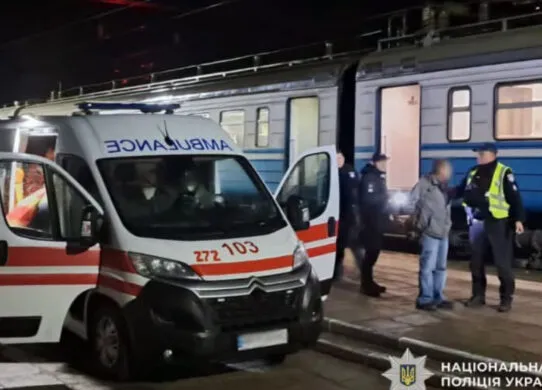 Конфлікт у електричці на Житомирщині: 66-річний чоловік вдарив ножем пасажира