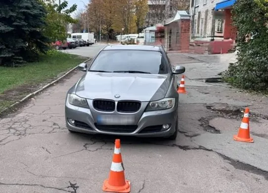В Звягелі легковик наїхав на жінку, рухаючись заднім ходом