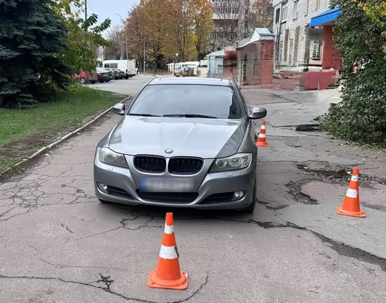 В Звягелі легковик наїхав на жінку, рухаючись заднім ходом