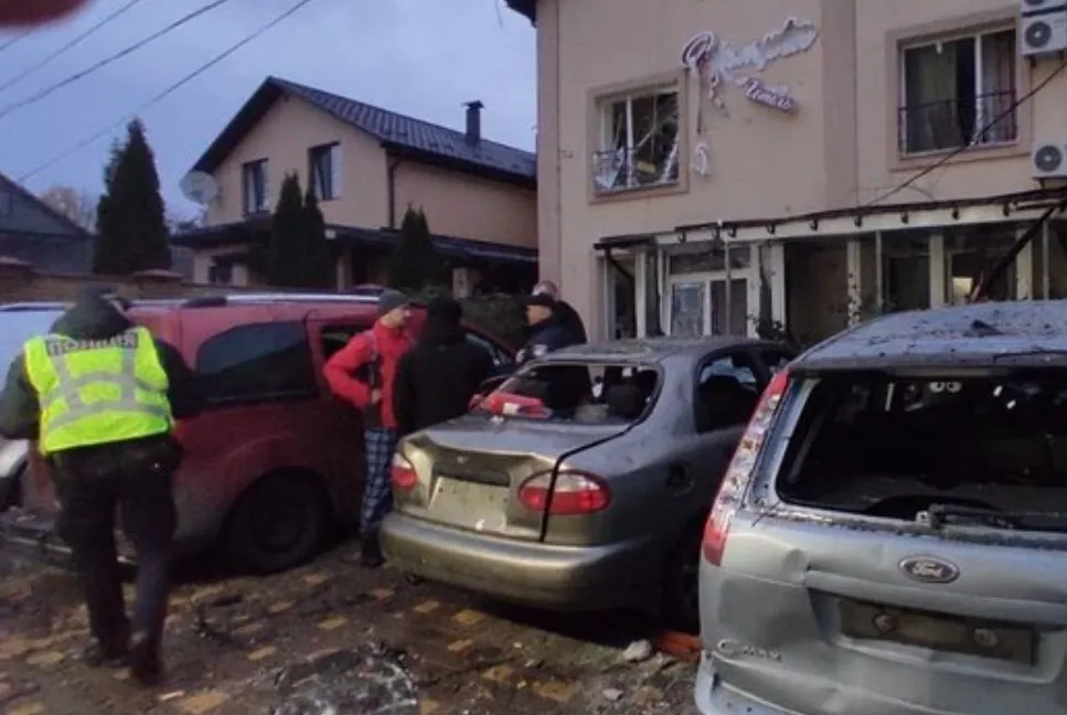 Ракетний удар у Вінниці пошкодив авто і вироби житомирських майстринь