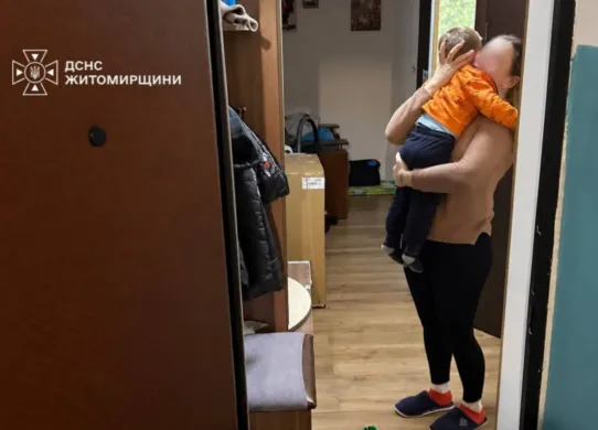 В Новогуйвинському рятувальники врятували малолітню дитину, яка залишилася сама в квартирі