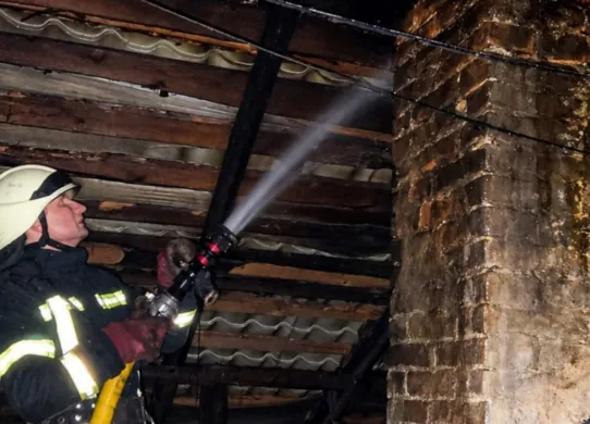 В Житомирі рятувальники евакуювали літню жінку з палаючого будинку