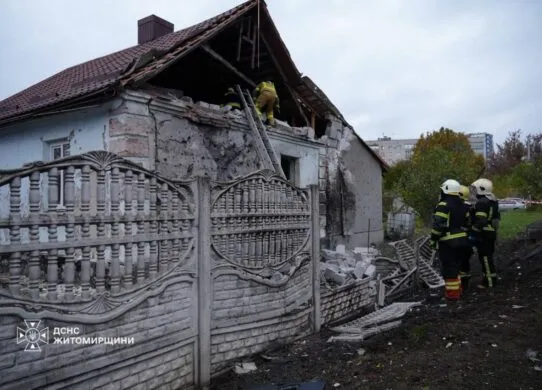 В Житомирі обстежили будинки після атаки: вибиті вікна та руйнування