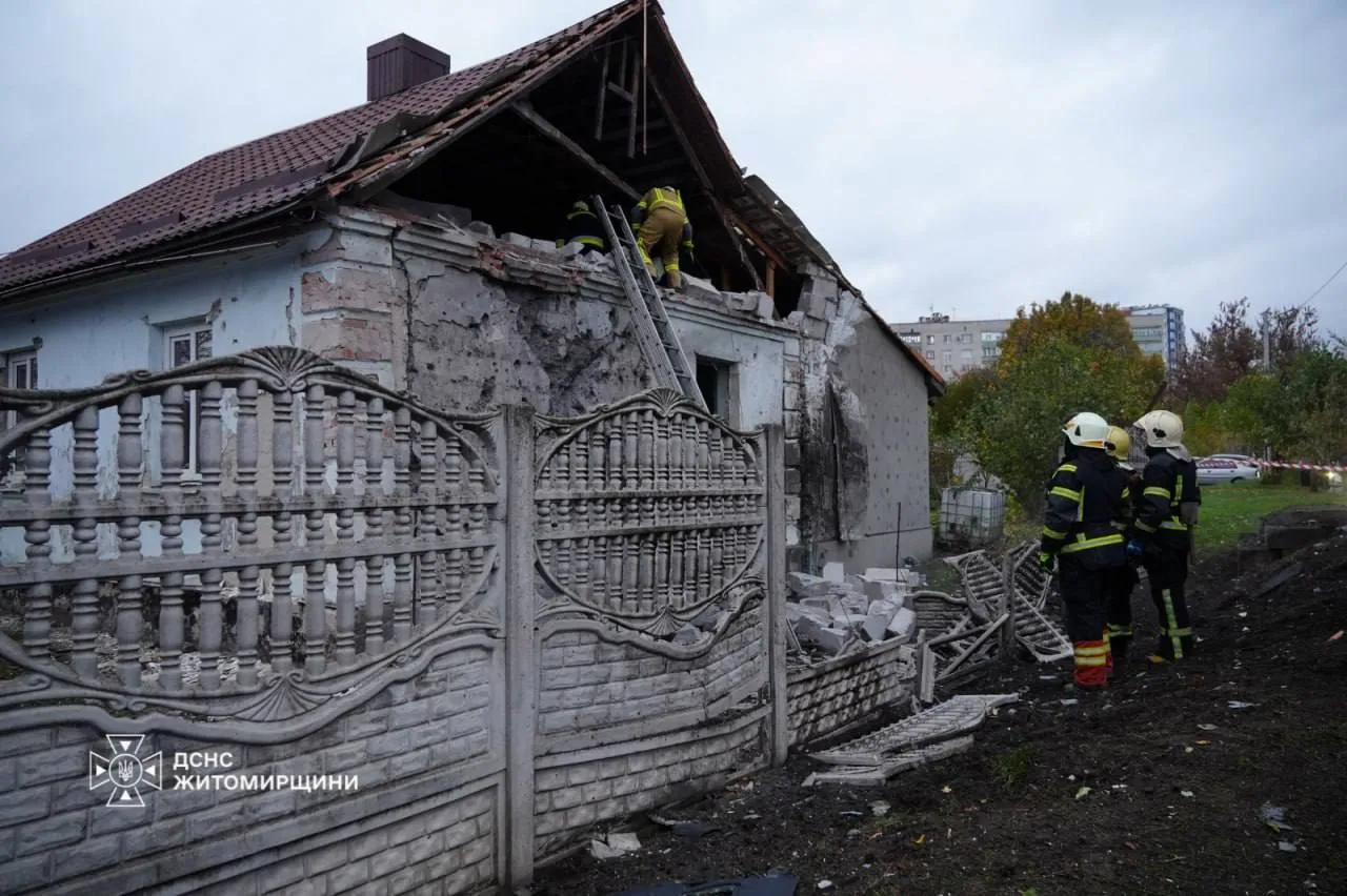 В Житомирі обстежили будинки після атаки: вибиті вікна та руйнування