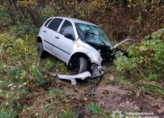 На Овруччині вантажівка зіткнулася з Lada: водія госпіталізували